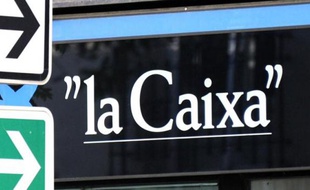 Le logo de la banque Caixa dans une rue de Madrid