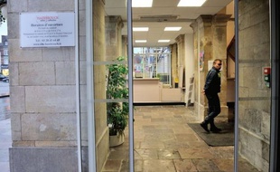 Une femme de 52 ans, en situation de détresse sociale, s'est immolée par le feu et a été gravement blessée lundi dans le bureau du député-maire PS d'Hazebrouck (Nord) Jean-Pierre Allossery, lui-même légèrement touché et "en état de choc".