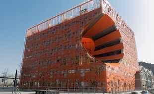 Le «Cube Orange» de Lyon Confluence a beaucoup choqué au départ avant d'être vanté par tous les guides touristiques lyonnais.
