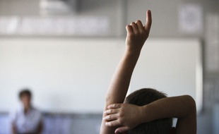 Illustration: un enfant dans une classe d'école primaire.