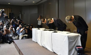 Le PDG du conglomérat Toshiba Hisao Tanaka (centre), Masashi Muromachi (g) et Keizo Maeda (d) s'inclinent au début d'une conférence de presse au siège à Tokyo le 21 juillet 2015