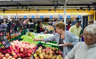 L'inflation en France a nettement ralenti en octobre, avec une hausse des prix en glissement annuel de 0,6% contre encore 0,9% en septembre, soit le niveau le plus bas depuis novembre 2009, selon des chiffres publiés par l'Insee.