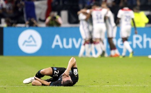 Florian Thauvin effondré au sol pendant que les joueurs lyonnais exultent: une des images symboliques de cet OL-OM ayant comme si souvent tourné dans le même sens.