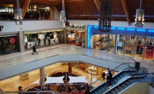 Depuis le début de la crise financière qui touche très fortement l'Islande, la fréquentation du centre commerciale Kringlan est en baisse.