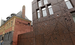 Le style particulier de l'extension de l'Hermitage Gantois, à Lille, ne dénote pas avec celui de l'ancien bâtiment.