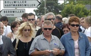 Une information judiciaire a été ouverte dimanche au tribunal de Colmar pour "tentative de meurtres" à l'encontre du chauffard qui a fait un mort et seize blessés samedi à l'issue d'un bal à Berrwiller (Haut-Rhin) où une marche silencieuse a rassemblé 2.000 personnes dans la matinée.