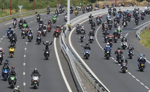Les motards conduisant des grosses cylindrées ne seront finalement pas obligés de porter un équipement rétro-réfléchissant: le texte qui imposait cette obligation, prévu pour entrer en vigueur mardi, a été abrogé le même jour par un autre arrêté publié au Journal officiel (JO).