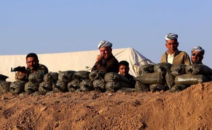 Combattants kurdes sur la ligne de front à Khazer, 40 km à l'ouest d'Erbil, le 14 août 2014