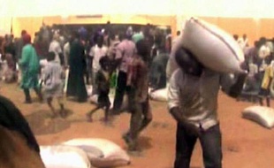 Cellules de prison vides, entrepôts de la Croix-Rouge pillés, habitants en fuite: des images exclusives de Gao (nord-est du Mali) obtenues par l'AFP, tournées avant, pendant et après la prise de la ville par des groupes armés le 31 mars, témoignent de la désolation qui y règne.