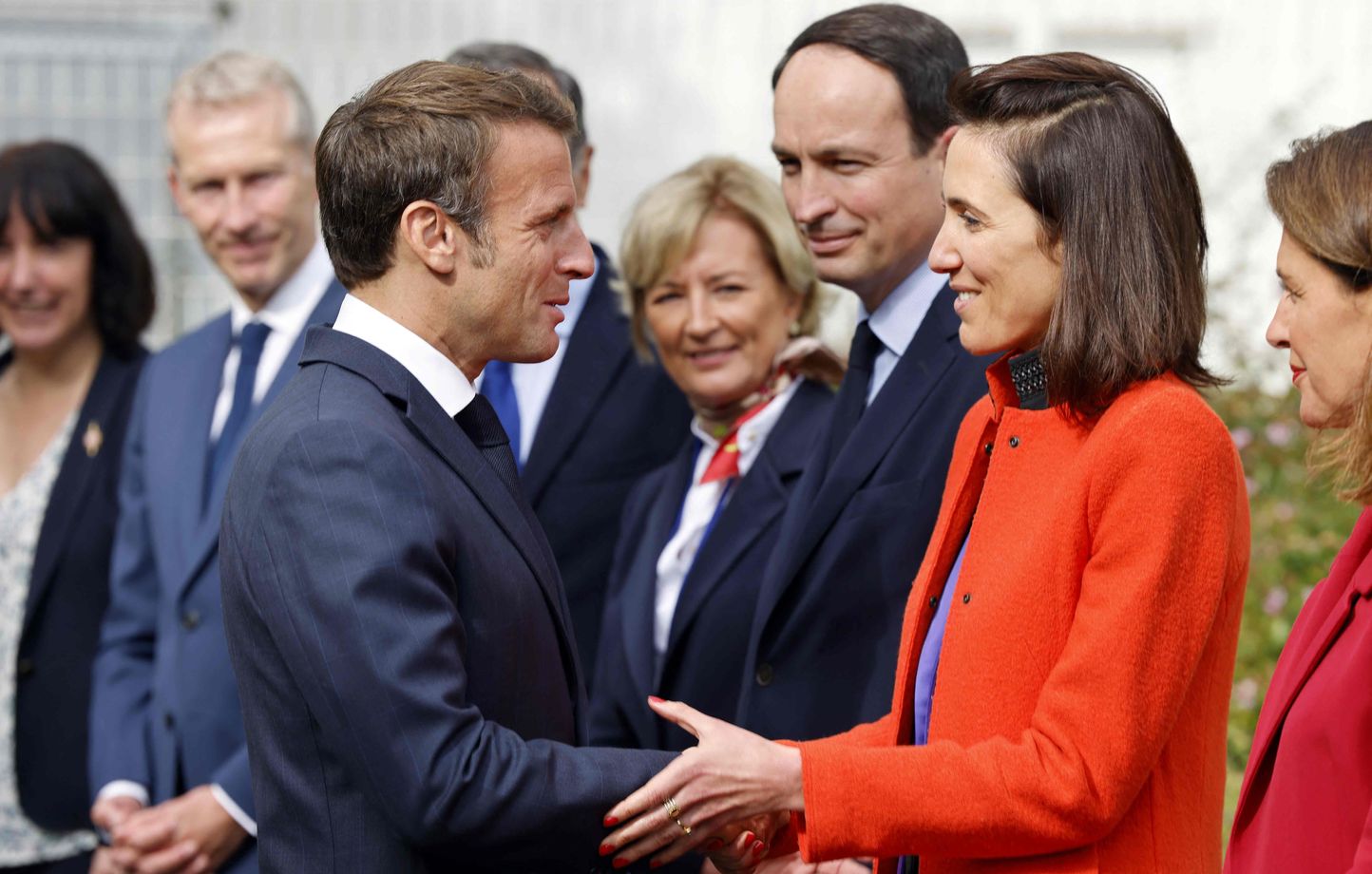 Emmanuel Macron saluant Valérie Hayer, à Chateau-Gontier le 10 octobre 2022.  / AFP)