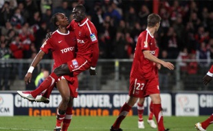 Gaëtan Bong, qui porte Rémi Gomis dans ses bras, a inscrit un des quatre buts du VAFC.