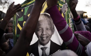 "Il est nettement mieux aujourd'hui qu'il ne l'était lorsque je l'ai vu hier soir", avait pour sa part déclaré le président Jacob Zuma en début d'après-midi, peu après être passé à l'hôpital de Pretoria, où le symbole mondial de la paix et de la réconciliation est traité depuis le 8 juin pour une grave infection pulmonaire.