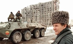 "Il n'y aura pas de vide du pouvoir", déclare Vladimir Poutine lors de son arrivée à la tête de l'Etat russe, en 1999. Il a alors déjà engagé le pays dans un guerre contre les rebelles tchétchènes qui fera des dizaines de milliers de victimes.