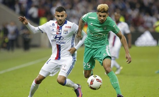 Kévin Malcuit (à droite) est ici au duel avec le Lyonnais Rachid Ghezzal lors du dernier derby perdu par les Verts au Parc OL.