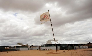 Un employé expatrié de Médecins sans frontières (MSF) a été tué par balle et un autre a été blessé jeudi à Mogadiscio, ont affirmé des sources hospitalière et policière, qui soupçonnent l'agresseur d'être un ex-employé de MSF récemment renvoyé.