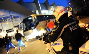 Des gendarmes aux abords du Parc des Princes, le 15 mars 2009.