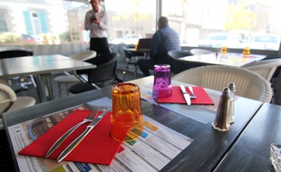 Le restaurant La Mère Rondel à Lamballe, où les mini CV sont sur les tables de la terrasse.