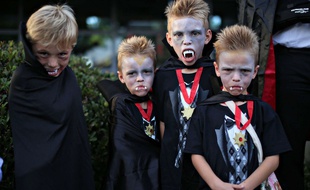 Des enfants déguisés pour Halloween. Illustration.