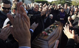 La famille de Manitas de Plata applaudit à l'arrivée du cercueil du légendaire guitariste au cimetière de Grammont, à Montpellier, le 8 novembre 2014
