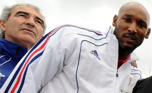 Le footballeur de l'équipe de France, Nicolas Anelka et le sélectionneur Raymond Domenech (à g.), lors de la visite d'un township à Knysna, le 13 juin 2010.