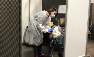 Au centre de vaccination contre le Covid-19 ouvert au palais des sports de Gerland à Lyon.