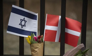 Un drapeau israélien et danois devant la synagogue de Copenhague, le 15 février 2015