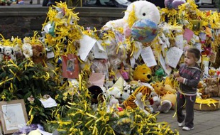 Hommage des britanniques à la petite Maddie, toujours portée disparue, Rothley, Royaume-Uni.