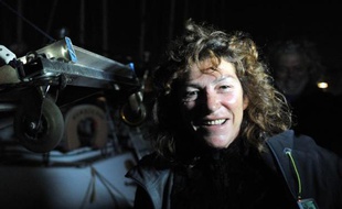 Florence Arthaud à son arrivée le 31 octobre 2011 au port de Marseille
