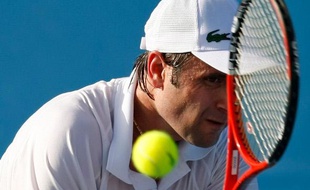 Le tennisman français, Fabrice Santoro, lors de son match contre l'Allemand Philipp Kohlschreiber, au deuxième tour de l'Open d'Australie, le 21 janvier 2009.