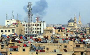 De la fumée s'échappe d'une zone de Damas, la capitale syrienne
