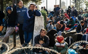 Des migrants en provenance du Liberia, Maroc, Pakistan, Sri Lanka et du Soudan patientent le 19 novembre 2015 à Gevgelija, pour passer de Grèce en Macédoine