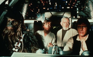 Peter Mayhew (Chewbacca) , Mark Hamill (Luke Skywalker) , Alec Guinness (Obi-Wan Kenobi) et Harrison Ford (Han Solo) dans «Star Wars».