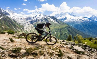 Le VTT à assistance électrique permet d'accéder à des sentiers très techniques, en descente comme en montée.