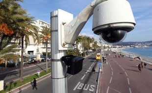 Le député-maire UMP de Nice, Christian Estrosi, a annoncé jeudi soir le renforcement du dispositif de sécurité publique dans sa ville, l'une des plus vidéosurveillées de France, avec la future installation de "caméras nomades" et d'un système de "vidéosurveillance intelligente" (VSI).