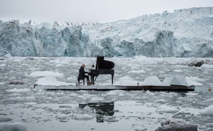 Le pianiste italien Ludovico Einaudi a interprété le 16 juin 2016 ses morceaux sur une scène flottant dans le glacier de Wahlenbergbreen sur l'archipel de Svalbard en Norvège. Le musicien tenait à s'associer à Greenpeace qui oeuvre pour la protection de l'Arctique