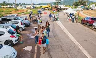 Le 11 avril 2017 des poids lourds bloquent toutes les routes à un carrefour en Guyane. Seuls les piétons et les vélos peuvent passer.