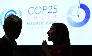 La ministre chilienne de l'Environnement et présidente de la COP25, Carolina Schmidt, s'entretient avec le secrétaire brésilien pour la souveraineté nationale et la citoyenneté, Fabio Mendes Marzano, lors de la séance plénière de clôture de la COP 25 à Madrid, dimanche 15 décembre.