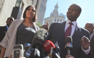 L'avocat de Nafissatou Diallo, Kenneth Thompson, a tenu une conférence de presse devant le tribunal de Manhattan, le 22 août 2011, après que les adjointes du procureur Vance lui aient signifié qu'il demanderait un abandon des charges pesant sur DSK le lendemain.