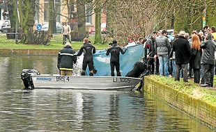 Lors des recherches dans la Deûle, en février 2011 à Lille.