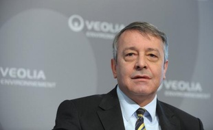 La restructuration de Veolia Environnement, avec les réductions de coûts qui y sont associées, n'entraînera aucun licenciement en France, l'ajustement des effectifs devant s'opérer par le suel jeu des départs naturels, a indiqué mardi le PDG du groupe Antoine Frérot.