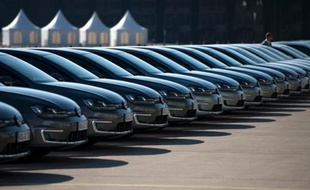 Un rangée de voitures Volkswagen, à Berlin, le 13 mars 2014