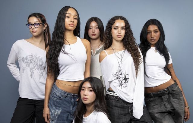 Megan Skiendiel, Manon Bannerman, Sophia Laforteza, Yoonchae, Daniela Avanzini et Lara Raj du groupe Katseye, à Los Angeles, le 3 septembre 2025.