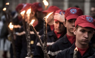 La traditionnelle parade précédant la vente aux enchères des Hospices de Beaune s'est muée en marche silencieuse en hommage aux victimes des attentats de Paris, samedi 14 novembre 2015.