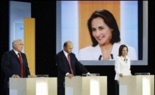 Des divergences, exprimées très courtoisement, sont apparues lors de leur ultime débat télévisé, surtout entre Laurent Fabius et Ségolène Royal d'un côté, et Dominique Strauss-Kahn de l'autre, sur les moyens de relancer la construction européenne et les frontières de l'Union.