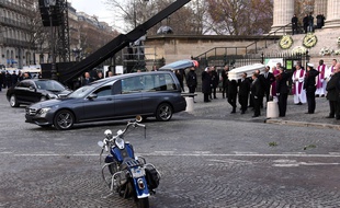 Le cercueil de Johnny, ce samedi devant la Madeleine.