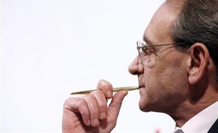 Le maire socialiste de Paris Bertrand Delanoë s'est déclaré mardi "disponible pour une véritable concertation" sur un "Grand Paris" liant capitale et banlieue, projet évoqué mardi par Nicolas Sarkozy dans sa conférence de presse à l'Elysée.