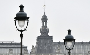 Les policiers ont effectuer des vérifications après l'évacuation de l'esplanade du Louvre, à Paris, ce dimanche 7 mai 2017.