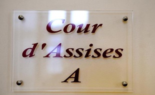 Une plaque de Cour d'Assises, dans un tribunal