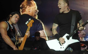 Le Sonisphère Festival a eu lieu pour la première fois en France. Il sest installé le 8 et 9 juillet à Amnévile et a accueilli quatre grands du métal : Metallica, Slayer, Anthrax et Megadeth.
Sur la photo : Le bassiste, Robert Trujillo et le chanteur, James Hetfield, du groupe Metallica.