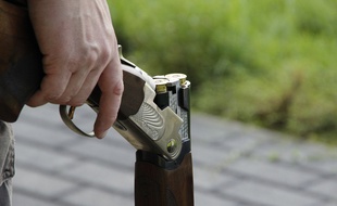 Un homme avec un fusil. (Photo d'illustration)